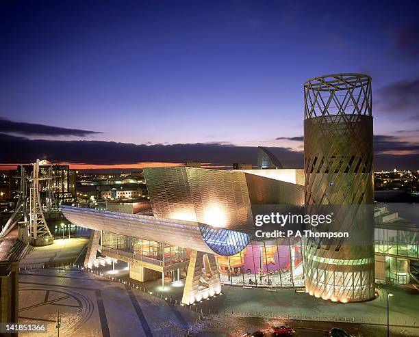 lowry art gallery at dusk, manchester, lancashire, uk - salford quays stock-fotos und bilder