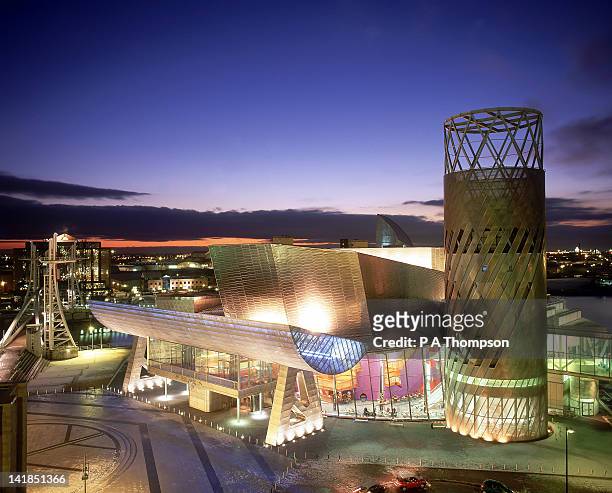 lowry art gallery at dusk, manchester, lancashire, uk - salford stock pictures, royalty-free photos & images