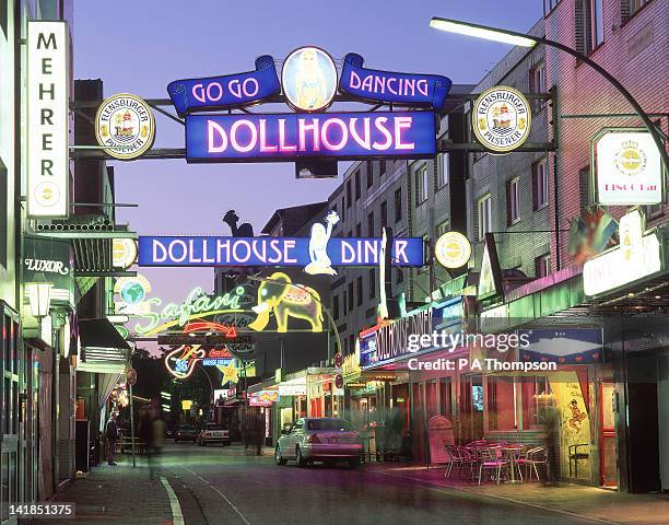 reeperbahn at dusk, hamburg, germany - hambourg stock pictures, royalty-free photos & images