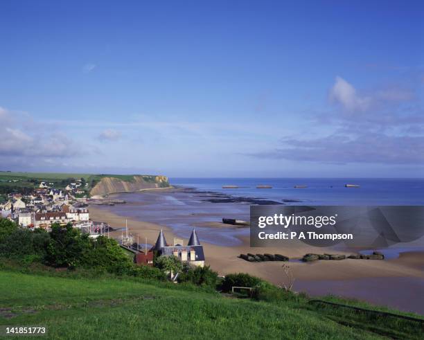 arromanches and gold beach d day landings, calvados, normandy, france - arromanches - fotografias e filmes do acervo