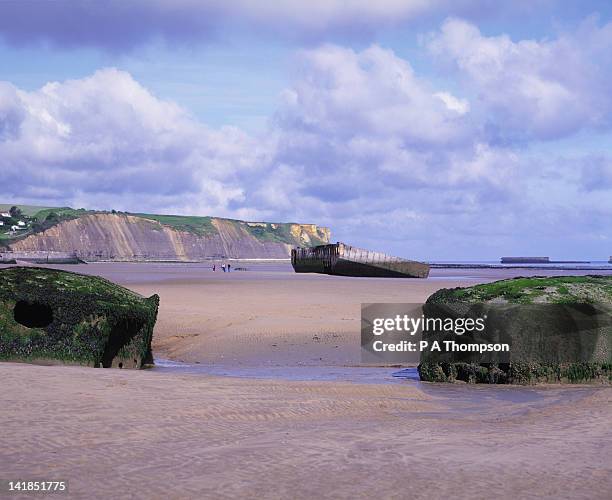 mulberry harbour, arromanches and gold beach d day landings, calvados, normandy, france - arromanches 個照片及圖片檔