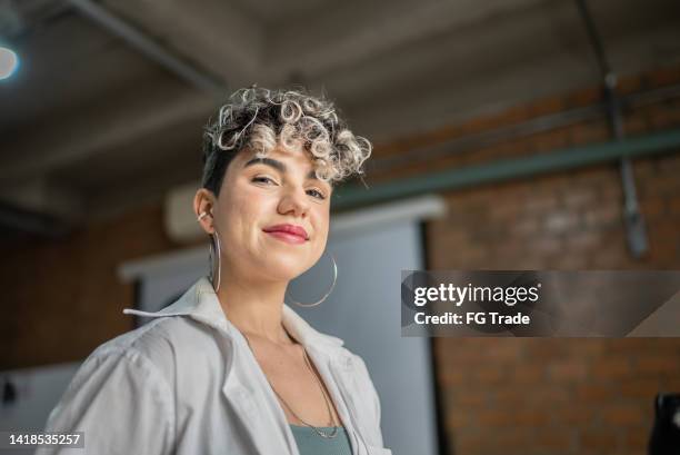 portrait of a young woman at university - short hispanic women stock pictures, royalty-free photos & images