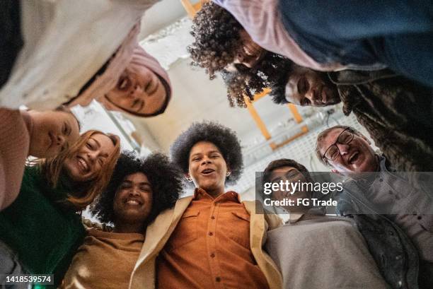 ritratto di amici che si stringono all'università o in ufficio - multiculturalismo foto e immagini stock