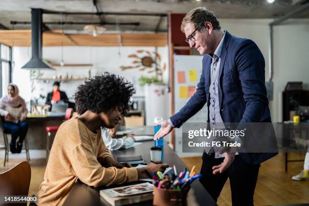 anger teacher talking to student in the classroom - class argument stockfoto's en -beelden