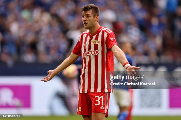 Robin Knoche of 1. FC Union Berlin runs with the ball during the Bundesliga match between FC Schalke 04 and 1. FC Union Berlin at Veltins-Arena on...