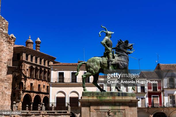 pizarro statue and plaza mayor square in trujillo, caceres, extremadura, spain. - cáceres foto e immagini stock