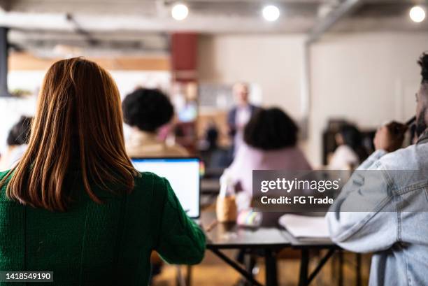 junge frau während des unterrichts an der universität - workshop stock-fotos und bilder