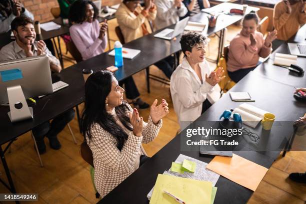 alunos batendo palmas na sala de aula - incluindo uma pessoa com necessidades especiais - educational subject - fotografias e filmes do acervo