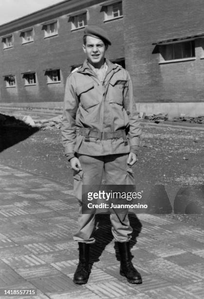 imagem em preto e branco dos anos 70: jovem soldado sorridente olhando para a câmera - spanish military - fotografias e filmes do acervo