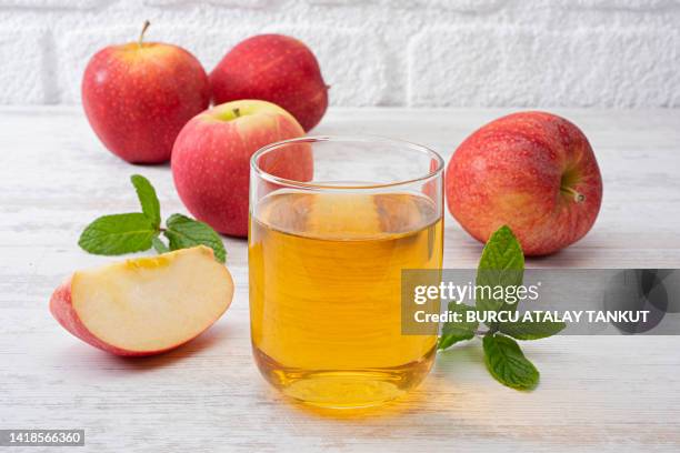 apple juice in a glass with apples - apple juice stock pictures, royalty-free photos & images