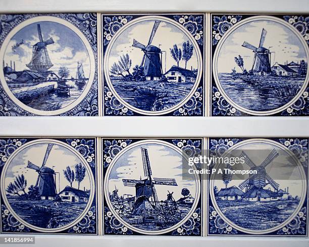 blue delft pottery tiles, netherlands - delfts blauw stockfoto's en -beelden