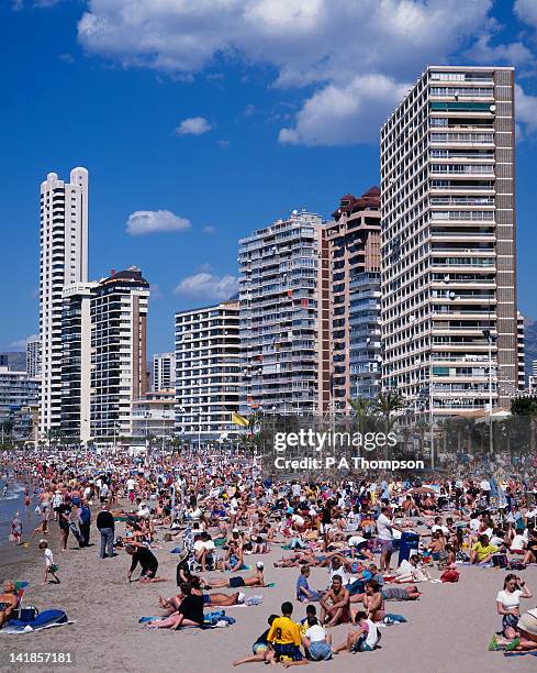 mass tourism, levante beach, benidorm, spain - benidorm photos et images de collection