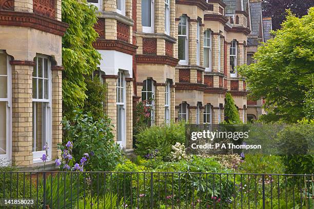 victorian terraced houses, dorchester, dorset, england - janela saliente - fotografias e filmes do acervo