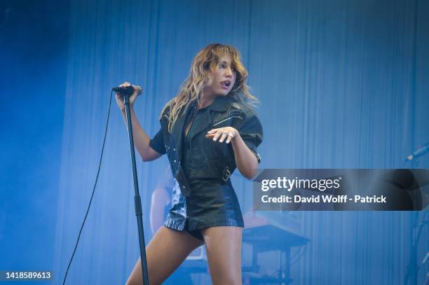 Izia performs during Rock en Seine Festival on August 27, 2022 in Saint-Cloud, France.