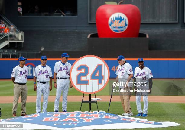 Michael Mays, son of baseball Hall of Famer Willie Mays, stands with former New York Mets Felix Millan, Jon Matlack, Ed Kranepool and Cleon Jones as...