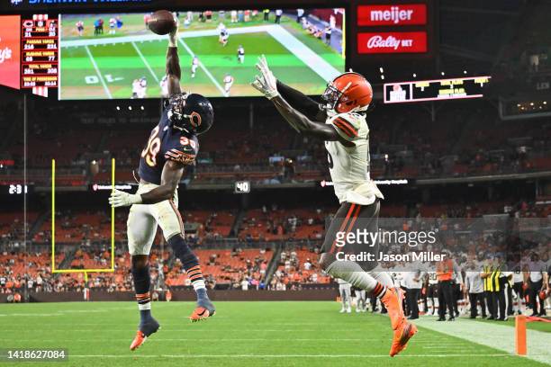 Cornerback Greg Stroman Jr. #39 of the Chicago Bears tips a pass to wide receiver Javon Wims of the Cleveland Browns during the fourth quarter of a...