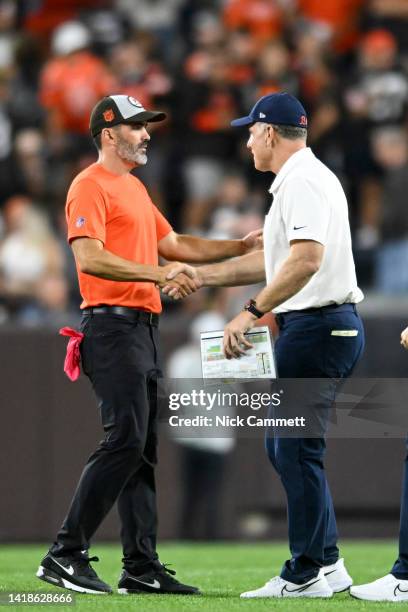 Head coach Kevin Stefanski of the Cleveland Browns shakes hands with head coach Matt Eberflus of the Chicago Bears after the Bears defeated the...