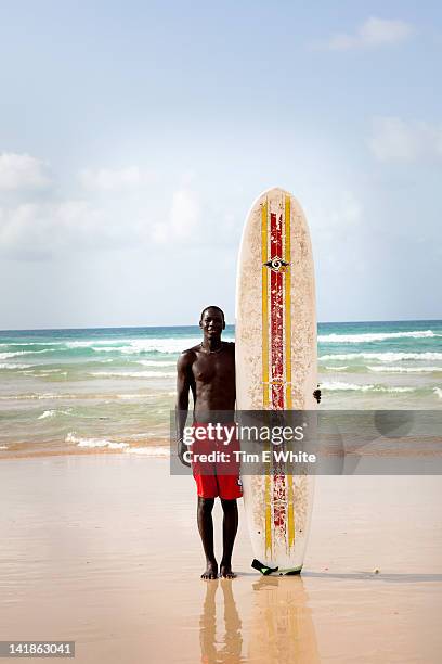 surfer with long board, yoff beach, dakar senegal, africa - dakar stockfoto's en -beelden