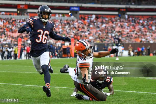 Anthony Schwartz of the Cleveland Browns attempts to catch a pass against Greg Stroman Jr. #39 and DeAndre Houston-Carson of the Chicago Bears during...