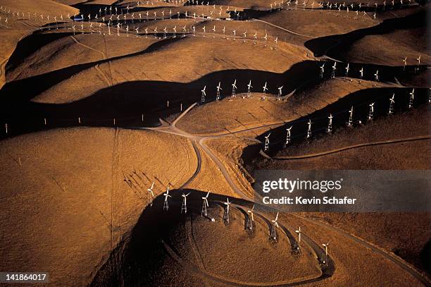 wind generators, altamont pass, california (*) - wind farms stockfoto's en -beelden