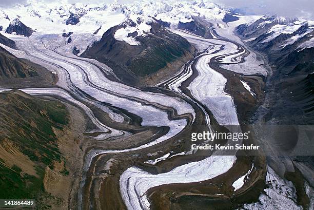 susitna glacier with complex medial surging moraines, alaska range, alaska, usa - moräne stock-fotos und bilder