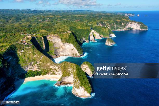 aerial view from drone of tropical island with blue crystal sea water and white sand at kelingking beach nusa penida, indonesia. - nusa penida stock-fotos und bilder