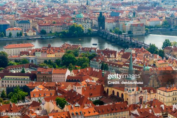 vltava river and charles bridge in prague, czech republic - cechy stockfoto's en -beelden