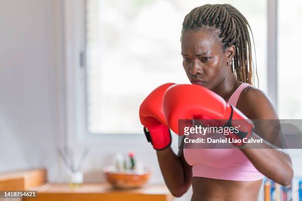 female boxer with pink boxing gloves - womens boxing 個照片及圖片檔