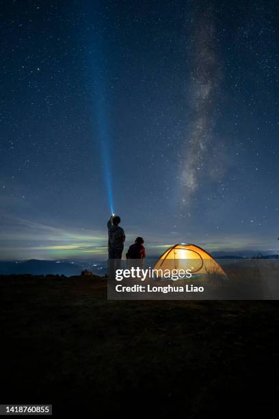 two people under the stars at night - camping at night stockfoto's en -beelden