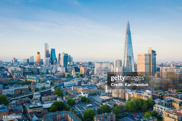 the london skyline at sunset - la city de londres photos et images de collection