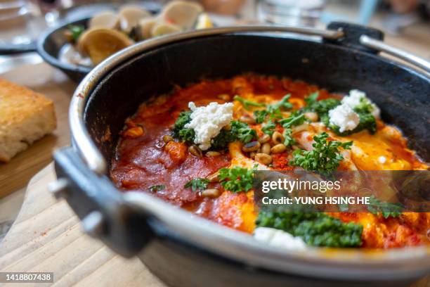 shakshuka è un piatto tradizionale marocchino a base di uova in camicia. - gerusalemme foto e immagini stock