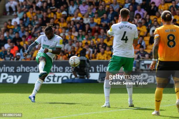 Allan Saint-Maximin of Newcastle United FC scores the equalising goal during the Premier League match between Wolverhampton Wanderers and Newcastle...