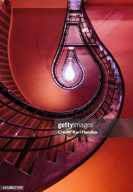 lightbulb staircase - escalera hacia el cielo fotografías e imágenes de stock