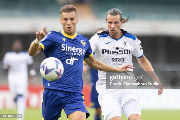 Darko Lazovic of Hellas Verona FC competes for the ball with Hans Hateboer of Atalanta BC during the Serie A match between Hellas Verona and Atalanta...