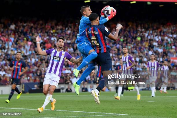 Jordi Masip of Real Valladolid catches the ball whilst under pressure from Ronald Araujo of Barcelona during the LaLiga Santander match between FC...