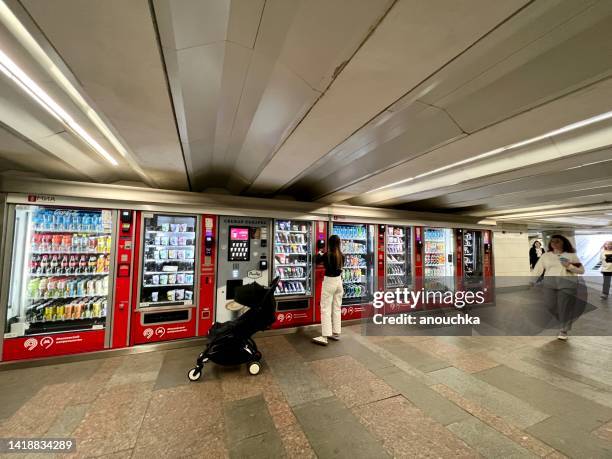 verkaufsautomaten mit snacks und getränken, moskau, russland - vending machine stock-fotos und bilder