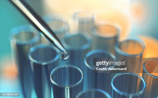 close up of examining of test sample - reageerbuis stockfoto's en -beelden