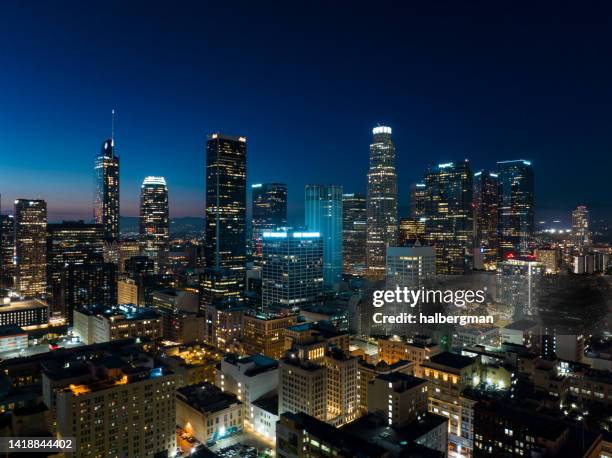 luftaufnahme der innenstadt von la bei nacht - los angeles city skyline night stock-fotos und bilder