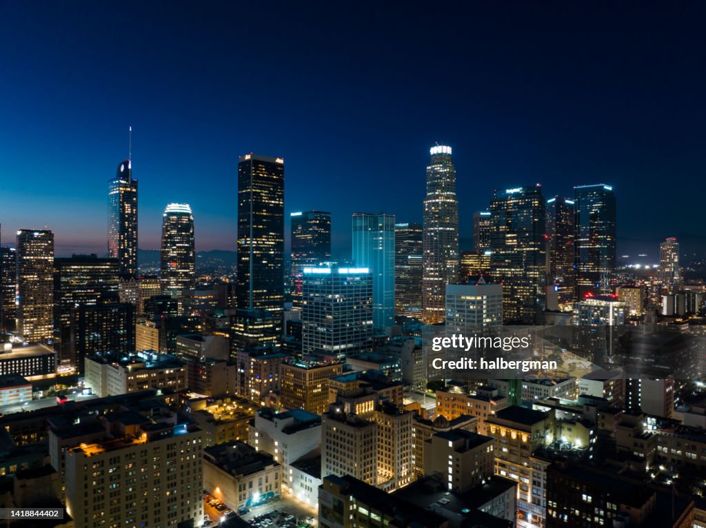 Vista aérea del centro de Los Ángeles por la noche