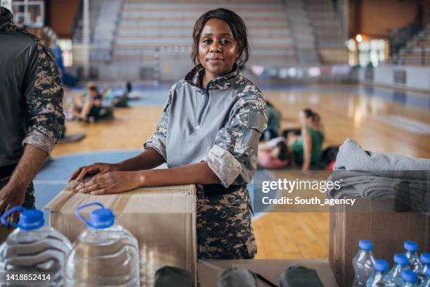 soldier preparing donations for civilians - humanitarian aid 個照片及圖片檔