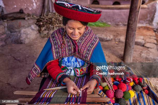 peruvian woman weaving, the sacred valley, chinchero - peruvian culture imagens e fotografias de stock