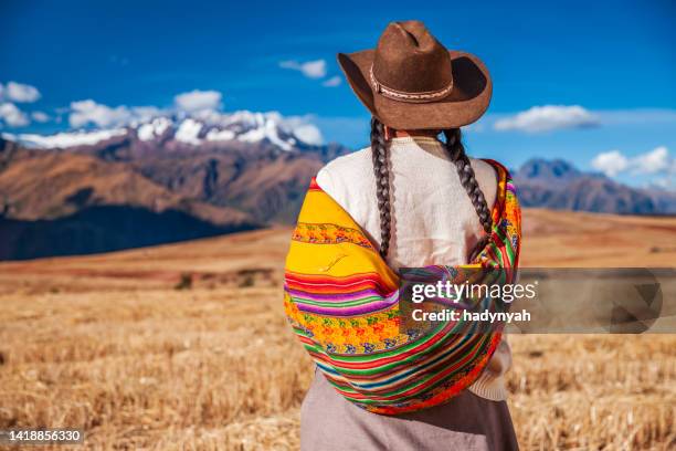 peruanische frau in nationalkleidung mit blick auf andes, das heilige tal - quechua stock-fotos und bilder