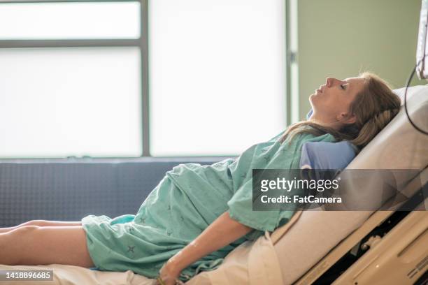 breathing through contractions - giving birth stockfoto's en -beelden