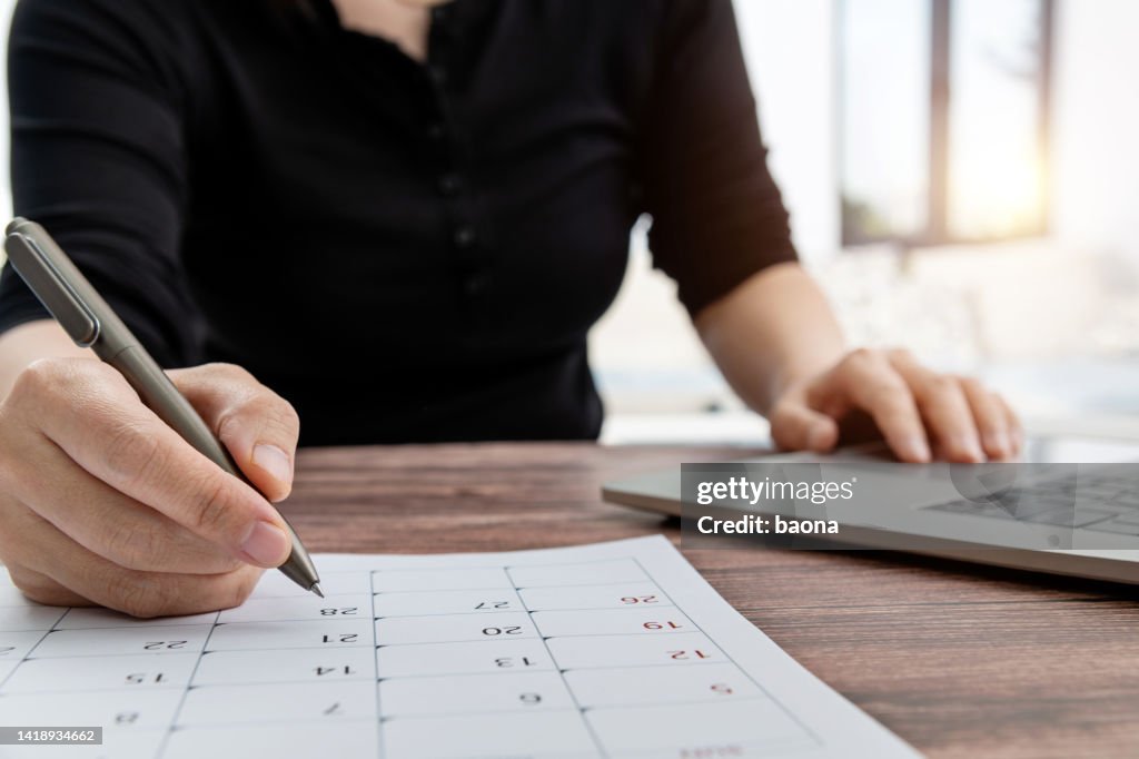 Woman mark on the calendar