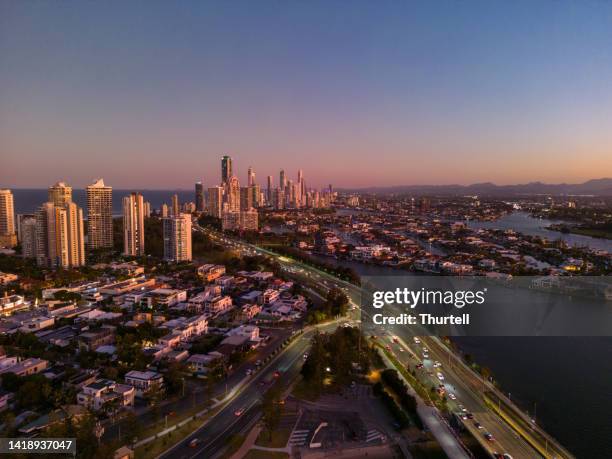 hermosa vista aérea al atardecer de surfers paradise, gold coast - costa dorada fotografías e imágenes de stock