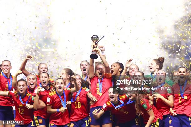 Ana Tejada of Spain lifts the trophy as they become champions of the FIFA U-20 Women's World Cup Costa Rica 2022 after winning the final match...