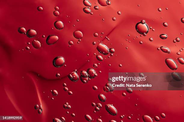 close up macro aloe vera gel cosmetic texture red background with bubbles. - red blood cells photos et images de collection