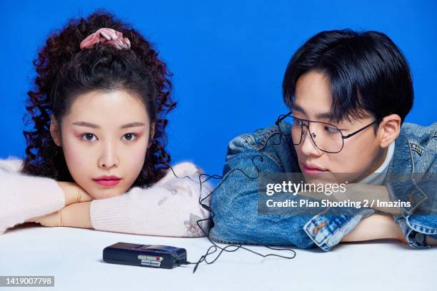 retro style, newtro, trend, youth culture, youth, young woman, 20th century style, old fashioned, fashionable, fashion, college student, perm, personality, young man, heterosexual couple, audio cassette - korean teen fotografías e imágenes de stock