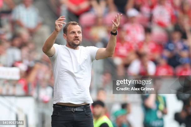 Head coach Bo Svensson of Mainz reacts during the Bundesliga match between 1. FSV Mainz 05 and Bayer 04 Leverkusen at MEWA Arena on August 27, 2022...