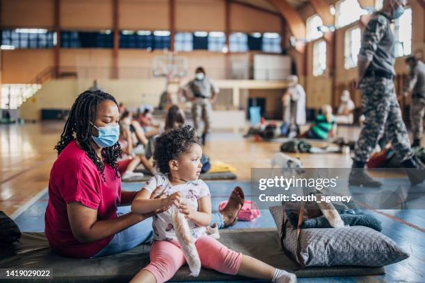 krise nach naturkatastrophe - flüchtlingsunterkunft stock-fotos und bilder